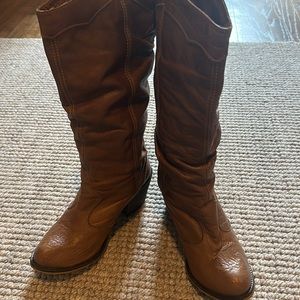 Gently used slouchy Steve Madden Tan Western Boots. Size 6